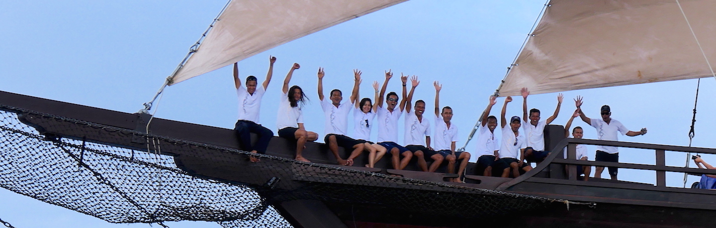 L équipage du MSY WAOW, bateau de croisière plongée luxe, navigue en Indonésie de Raja Ampat à Komodo, Moluques, Manado, Papouasie, Alor, Célèbes